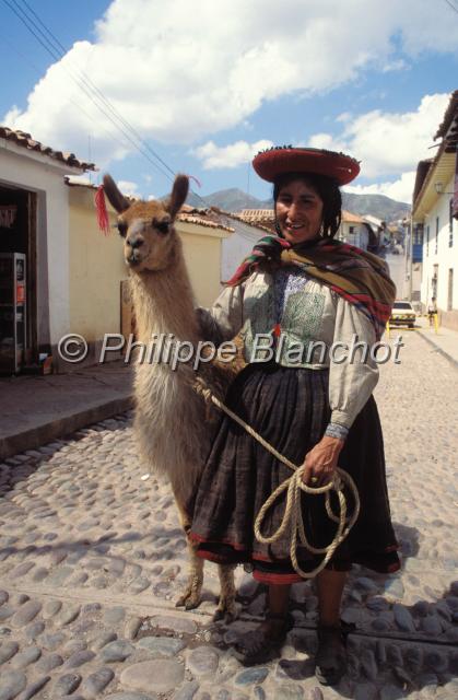 perou 27.JPG - Femme et son lamaCuzcoPérou